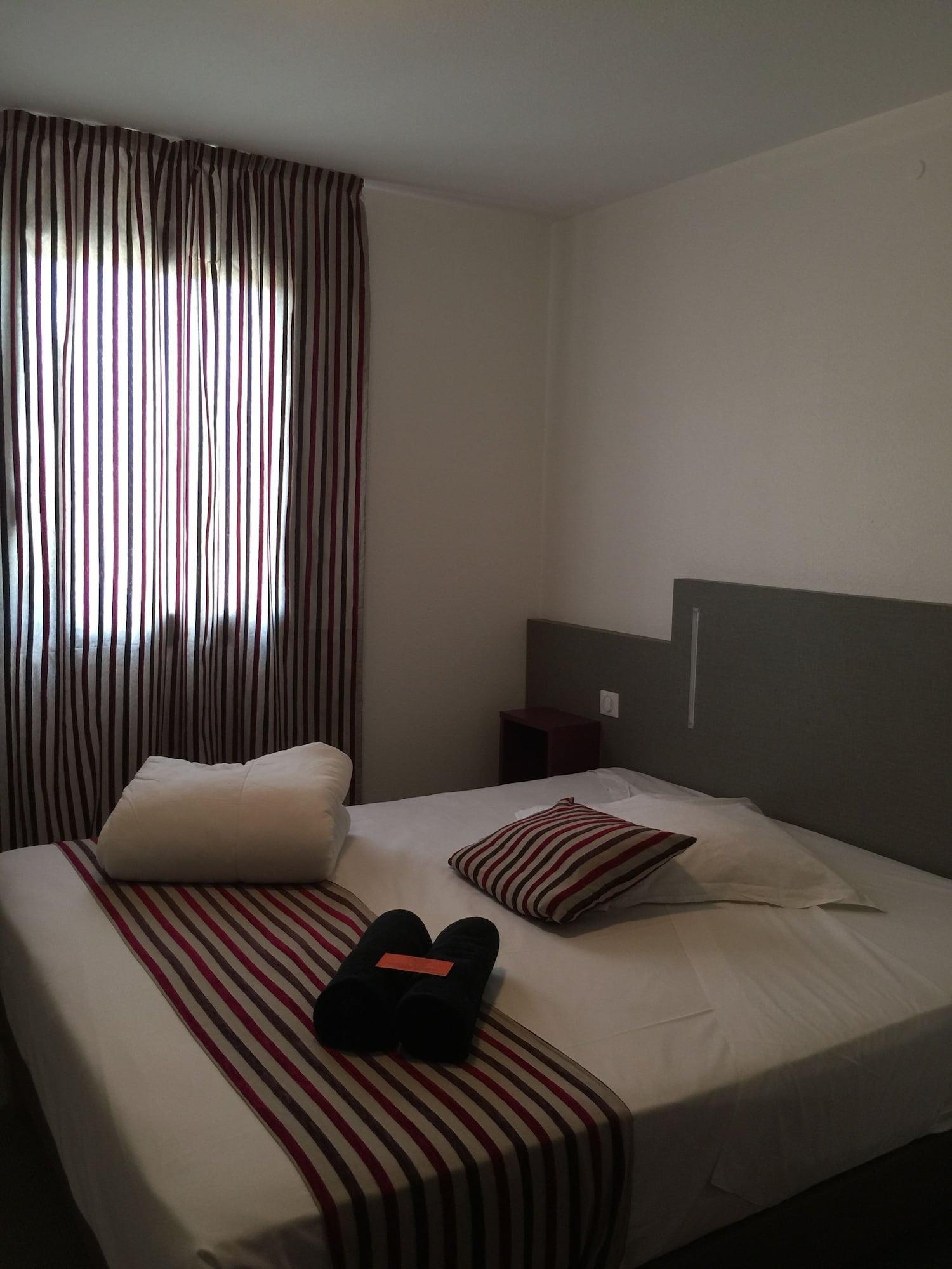 กีริอ๊าด ดีเร็ค ลา โรแชล แอทร์ Hotel เอเทร ภายนอก รูปภาพ
